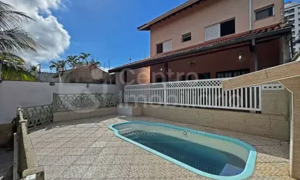 CASA à venda com piscina e 4 quartos em Peruíbe, no bairro Centro