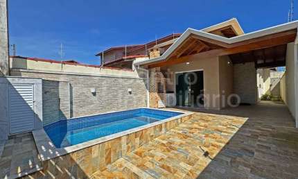 CASA à venda com piscina e 2 quartos em Peruíbe, no bairro Flora Rica
