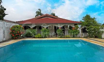 CASA à venda com piscina e 3 quartos em Peruíbe, no bairro Parque Turistico