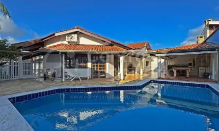 CASA à venda com piscina e 3 quartos em Peruíbe, no bairro Jardim Imperador