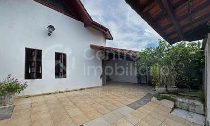 CASA à venda com 3 quartos em Peruíbe, no bairro Belmira Novaes