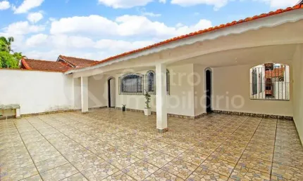 CASA à venda com 3 quartos em Peruíbe, no bairro Balneario Sambura