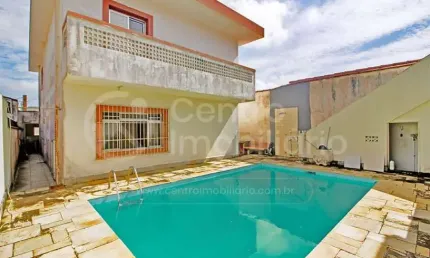 Casa à venda com piscina e 3 quartos em peruíbe, no bairro centro