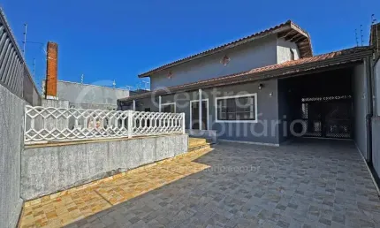 CASA à venda com piscina e 3 quartos em Peruíbe, no bairro Balneario Florida
