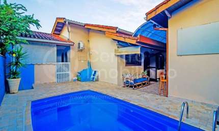 CASA à venda com piscina e 2 quartos em Peruíbe, no bairro Jardim Mar E Sol