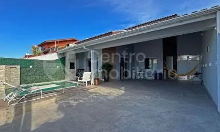 CASA à venda com piscina e 4 quartos em Peruíbe, no bairro Parque Balneario Oasis