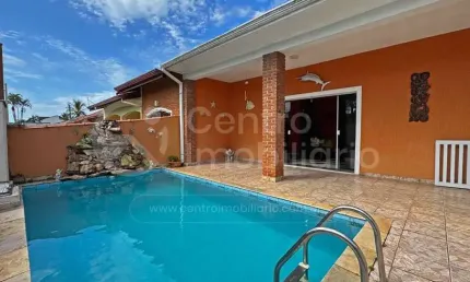 CASA à venda com piscina e 3 quartos em Peruíbe, no bairro Parque Balneario Oasis