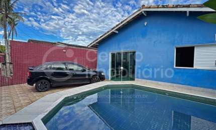 CASA à venda com piscina e 2 quartos em Peruíbe, no bairro Centro