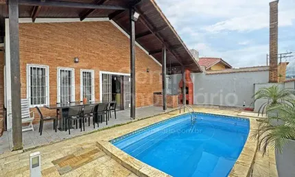 CASA à venda com piscina e 3 quartos em Peruíbe, no bairro Parque Turistico