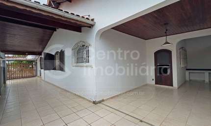 CASA à venda com 3 quartos em Peruíbe, no bairro Belmira Novaes