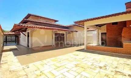 CASA à venda com 5 quartos em Peruíbe, no bairro Centro