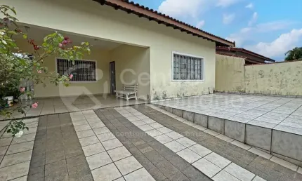 CASA à venda com 3 quartos em Peruíbe, no bairro Balneario Florida