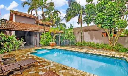 CASA à venda com piscina e 4 quartos em Peruíbe, no bairro Estancia Balnearia Convento Velho