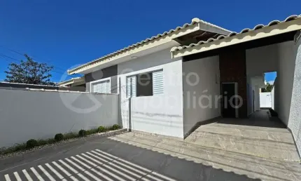 Casa à venda com piscina e 3 quartos em peruíbe, no bairro stella maris