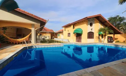 CASA à venda com piscina e 2 quartos em Peruíbe, no bairro Centro
