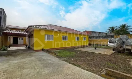 CASA à venda com 3 quartos em Peruíbe, no bairro Centro