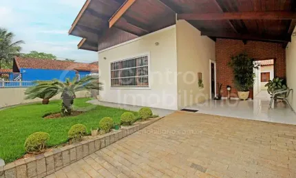 CASA à venda com 3 quartos em Peruíbe, no bairro Centro