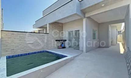 CASA à venda com piscina e 3 quartos em Peruíbe, no bairro Flora Rica