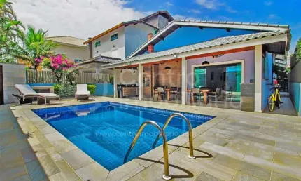 CASA à venda com piscina e 3 quartos em Peruíbe, no bairro Bougainvillee III