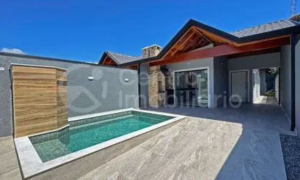 CASA à venda com piscina e 3 quartos em Peruíbe, no bairro Parque D Aville
