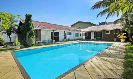 CASA à venda com piscina e 3 quartos em Peruíbe, no bairro Balneario Florida