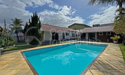 CASA à venda com piscina e 3 quartos em Peruíbe, no bairro Balneario Florida