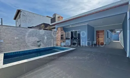 Casa à venda com piscina e 2 quartos em peruíbe, no bairro flora rica