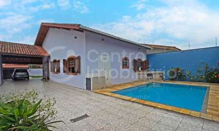 CASA à venda com piscina e 3 quartos em Peruíbe, no bairro Parque D Aville