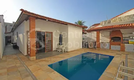 CASA à venda com piscina e 3 quartos em Peruíbe, no bairro Jardim Ribamar