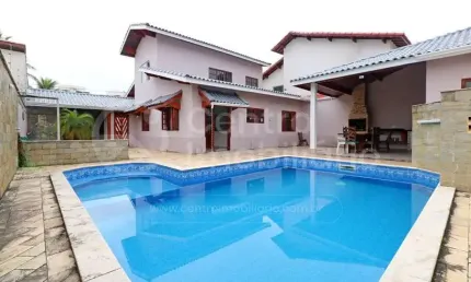 Casa à venda com piscina e 2 quartos em peruíbe, no bairro balneario sambura
