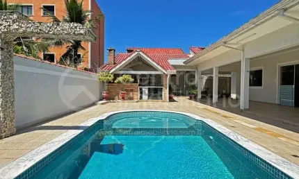 Casa à venda com piscina e 5 quartos em peruíbe, no bairro jardim três marias