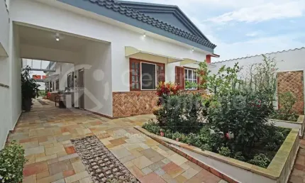 CASA à venda com piscina e 3 quartos em Peruíbe, no bairro Centro
