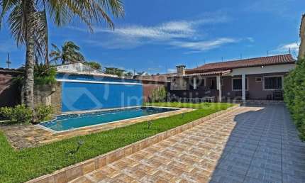 CASA à venda com piscina e 2 quartos em Peruíbe, no bairro Balneário Casa Blanca