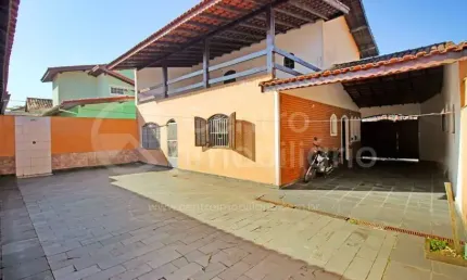 CASA à venda com 3 quartos em Peruíbe, no bairro Balneario Sao Joao Batista