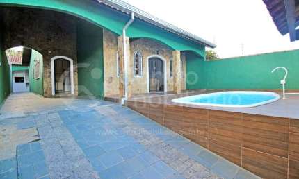 CASA à venda com piscina e 4 quartos em Peruíbe, no bairro Belmira Novaes