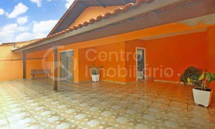 CASA à venda com 2 quartos em Peruíbe, no bairro Jardim Peruibe