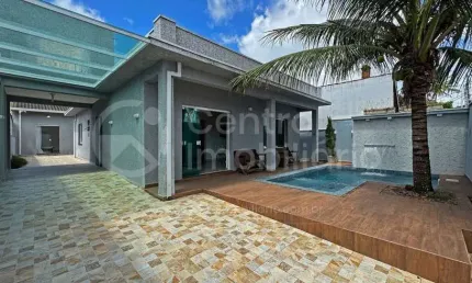 CASA à venda com piscina e 3 quartos em Peruíbe, no bairro Balneario Arpoador