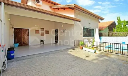 Casa à venda com piscina e 4 quartos em peruíbe, no bairro stella maris