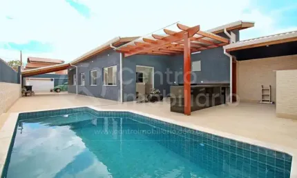 CASA à venda com piscina e 3 quartos em Peruíbe, no bairro Jardim Marcia