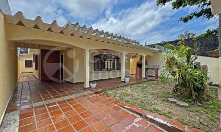 CASA à venda com 3 quartos em Peruíbe, no bairro Belmira Novaes
