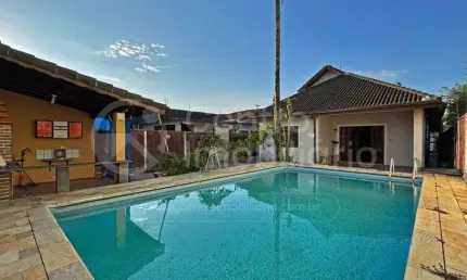 CASA à venda com piscina e 4 quartos em Peruíbe, no bairro Maria H Novaes