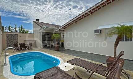 CASA à venda com piscina e 3 quartos em Peruíbe, no bairro Jardim Peruibe