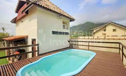 CASA à venda com piscina e 3 quartos em Peruíbe, no bairro Centro