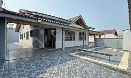 CASA à venda com piscina e 4 quartos em Peruíbe, no bairro Estancia Balnearia Convento Velho