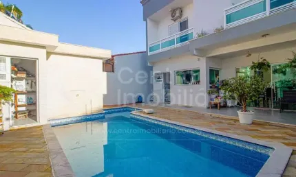 CASA à venda com piscina e 4 quartos em Peruíbe, no bairro Jardim Três Marias