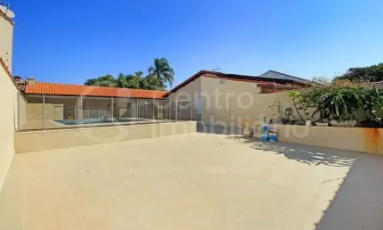 Casa à venda com piscina e 3 quartos em peruíbe, no bairro balneário casa blanca