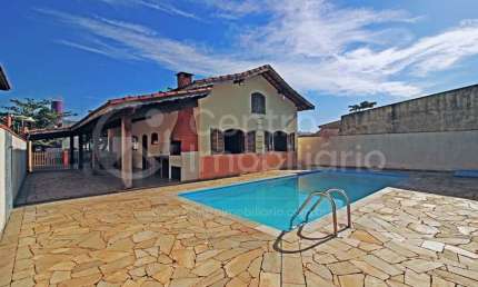 CASA à venda com piscina e 4 quartos em Peruíbe, no bairro Jardim Três Marias