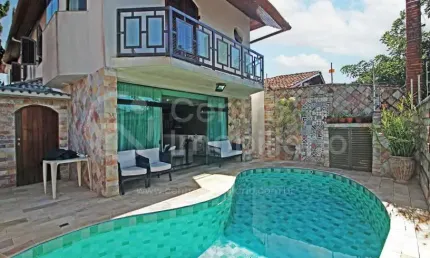 CASA à venda com piscina e 4 quartos em Peruíbe, no bairro Centro