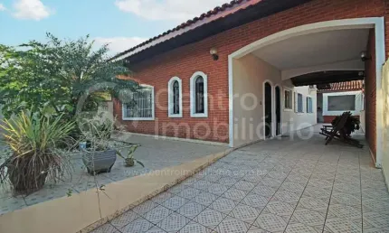 Casa à venda com piscina e 3 quartos em peruíbe, no bairro balneário casa blanca