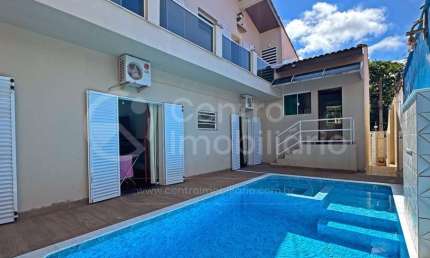 CASA à venda com piscina e 4 quartos em Peruíbe, no bairro Balneario Sambura